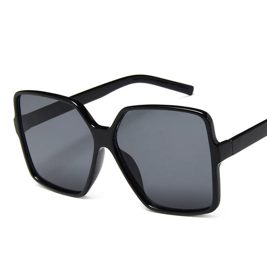 With plenty of style and sophistication, featuring large gradient lenses. YY-A11